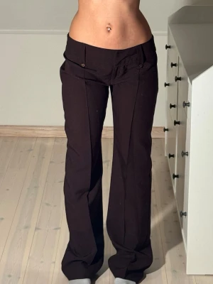 Low bootcut kostymbyxor  - Midjemått: 38cm.  Innerbenslängd: 85cm. Kolla in min profil, följ för fler plagg🙌