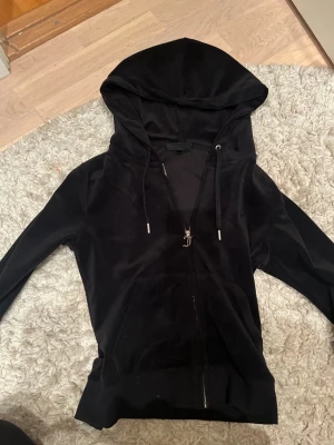 svart juicy kofta  - säljer min juicy flis som jag använt typ 5 gånger för den blev för liten 🩷 den är i svin bra skick och har inga skador