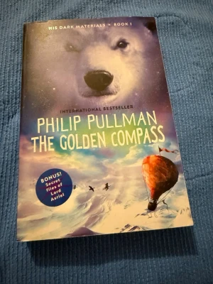 The Golden Compass - Philip Pullman (engelska) - Säljer första delen i den episka trilogin "His Dark Materials". En av de bästa fantasyböckerna som skrivits! Perfekt för dig som gillar spänning, parallella världar och äventyr.   Denna utgåva är på engelska och innehåller exklusivt extramaterial: "Secret files of Lord Asriel".  Boken är i mycket gott skick. Passar perfekt för både ungdomar och vuxna.  Skickas spårbart!