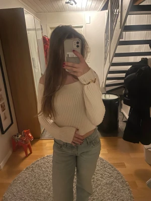 Offshoulder ribbad stickad tröja H&M - Säljer en trendig ljus, ribbad offshoulder stickad tröja från H&M i storlek XS. (Passar även s-m) Tröjan är croppad med långa ärmar och har en snygg passform💕