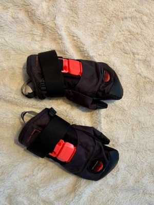 Vantar med wrist protec - Vattentäta vantar med inbyggd vristskydd. 