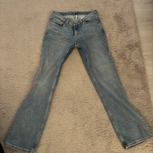 Ljusblå vida/baggy  jeans från Weekday - Säljer ett par ljusblå jeans från Weekday🩵kommer inte till användning då det inte är min stil och typ är för långa, det är längd 32 