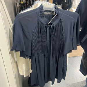 Ralph Lauren Blus - Köpt i nordstan för drygt 1500kr, använd vid 2 tillfällen💗Storlek M 