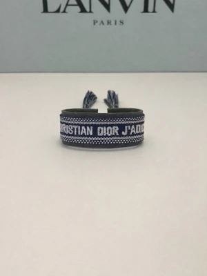 Dior armband - Tjeneritz! Säljer nu detta schyssta armbandet från Christian Dior. Armbandet är helt nytt och har inga defekter. Pris kan diskuteras vid snabb affär mvh vi på Maison Noiré!