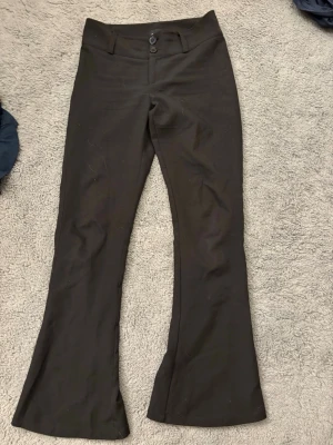 Svarta bootcut byxor Gina Tricot strl s - Säljer ett par svarta kostymbyxor från Gina Tricot i storlek S 🤗 knappast använda!