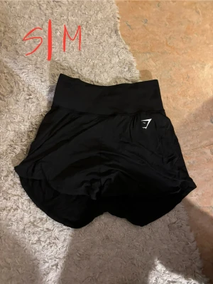 Svarta gymshark shorts - Sköna, säljer för lite för små