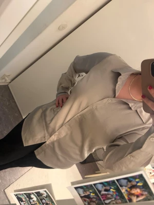 Beige kjorta/blus - Beige grå skjorta från Hm i storlek M