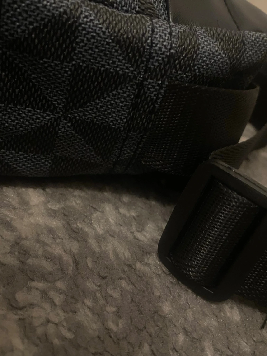 Svart och grå axelväska med mönster - 4