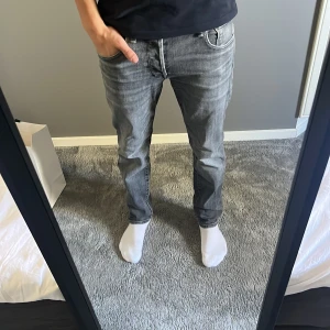 Jack and Jones slim straight - Säljer ett snygga slim straight jeans ifrån Jack & Jones. Skick = 8/10  Nypris 899kr Säljs för 349 kr. Perfekt för dig som vill ha en avslappnad stil.  