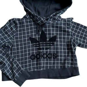 Cool adidas tröja - Snygg adidas tröja som ej kommit till användning, skriv om du har frågor!🖤