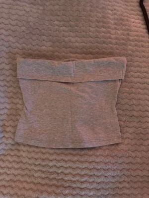 Grå kropp top - Sitter bra och ramlar inte av. Gillar inte så tajta kläder så måste säljas