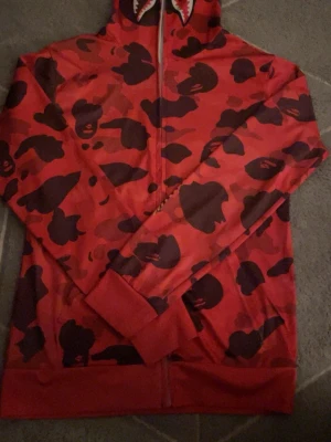 Bape hoodie  - Röd bape hoodie ganska bra skicka ,för mer information/bilder skriv gärna 