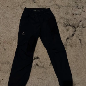 Haglöfs Byxor - • Märke: Haglöfs – välkänt för hög kvalitet och hållbara frilufts- och vandringsbyxor.  ￼ • Storlek: (S) • Färg: (svart) • Passform: Bekväm och funktionell, perfekt för hiking, vardag eller outdoor. • Skick: ny utan etikett/ mycket bra skick ärlig beskrivning. • Material: robust, vatten- och smutsavvisande