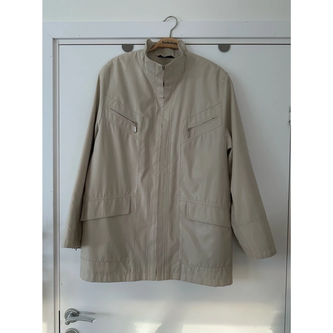 Beige parkajacka med dragkedjor