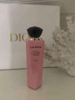 La Rive Miss Dream Pink - Trendig parfym i rosa flaska från La Rive. Miss Dream Pink är ett snyggt tillskott till din samling och passar perfekt för dig som gillar stilrena detaljer.