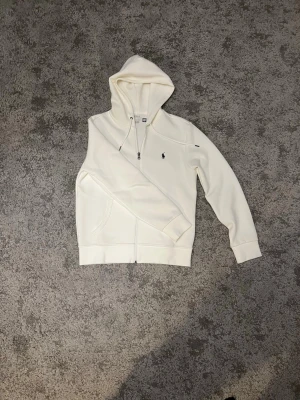 Ralph Lauren Full-Zip Hoodie - En sjukt snygg Full-Zip från Ralph Lauren. Endast använd 1-2 gånger max. Pris är såklart inte hugget i sten! Finns autentisk QR kod.