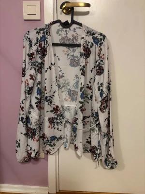 blus från gina tricot - storlek 42