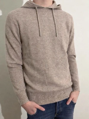 Kaschmir/Merinoull Hoodie - Exklusiv och stilren hoodie i Kaschmir/Merinoull ✨ Perfekt för vår- och sommarsäsongen. Storlek XS, mycket sparsamt använd (max 3 gånger) och i utmärkt skick utan defekter. Kontakta mig gärna vid intresse eller frågor 😊