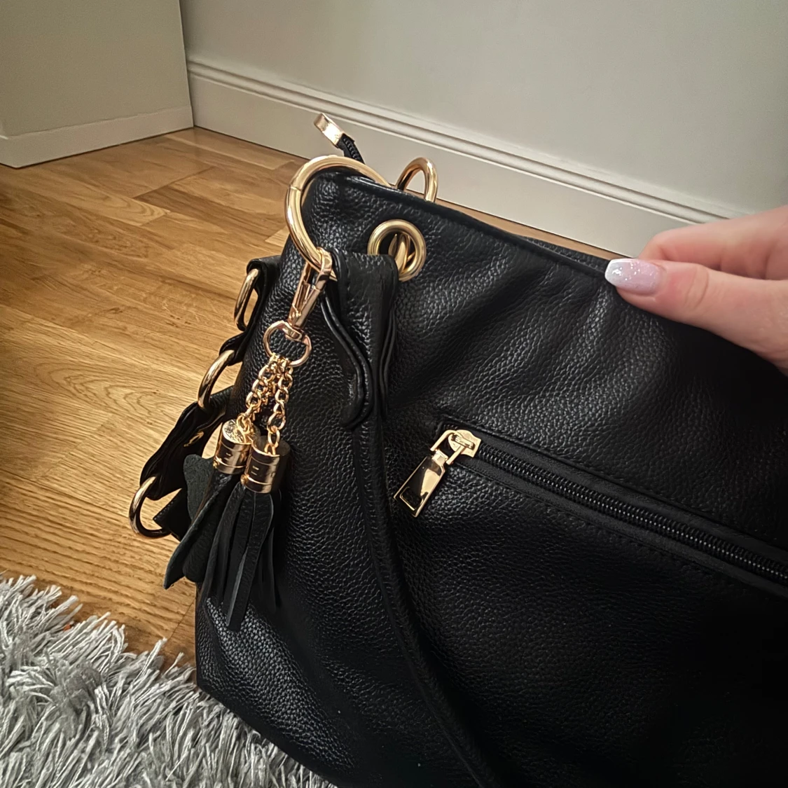 Svart handväska med gulddetaljer - 3