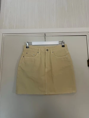 gul jeanskjol - så cool gul mini jeanskjol från weekday!! 💛💛