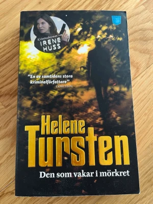 Den som vakar i mörkret - En spännande kriminalroman om kriminalinspektör Irene Huss. En kvinna hittas död och mystiska händelser drabbar familjen Huss. Perfekt för dig som gillar nervkittlande deckare och vill ha en bok som håller dig vaken om nätterna.