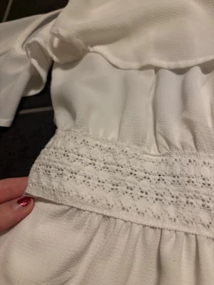 Byxdress - Vit byxdress som ser lite ut som en klänning på. Väldigt fin under festliga tillfällen. 