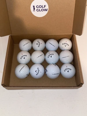 Callaway chromesoft 12-pack  - Callaway Chrome Soft 12 Pack Golf bollar är en premium golfboll designad för spelare som vill ha en perfekt balans mellan mjukt känsla, längd och kontroll genom hela spelet. Chrome Soft är en av Callaways mest populära tourbollar och passar både ambitiösa motionärer och mer erfarna golfare som söker topprestanda.  