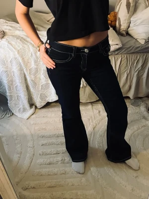 Gina jeans - Super snygga mörkblåa jeans ifrån Gina,det är en liten söm som har gått upp på vänster ficka men inget som syns!!!💕