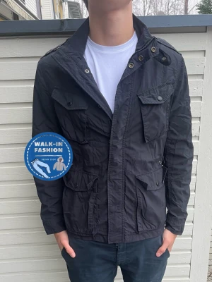 Woolrich fieldjacket - Tja! Säljer nu denna sjukt snygga fieldjacket från woolrich. Skick 9/10 riktigt bra utan synliga defekter. Nypris ligger runt 4000kr men säljs nu för 1099kr. Hör av er vid minsta lilla fundering!