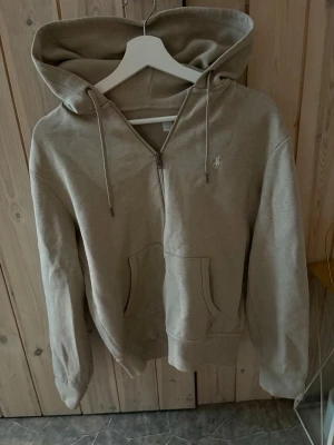 Rahlp lauren hoodie - Det är en snygg beige hoodie som knappt är använt. Och perfekt för dig som vill ha en stilren hoodie