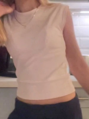 Ljusrosa topp från lager 157 med prislapp - Säljer en ljusrosa, ärmlös topp från lager 157 i storlek XS med prislapp på. Toppen har en enkel och clean design med rund halsringning och mjukt, stretchigt material som sitter snyggt på kroppen. Perfekt att styla med jeans eller kjol för en fräsch look.