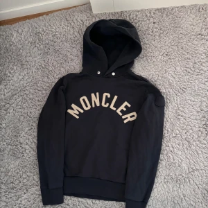 Moncler Hoodie - Moncler Hoodie Navy, Cond 8/10 använd men inga flaws, Size M, Retail 4200kr, Tveka inte på att skicka ett meddelande vid frågor eller liknande🙌