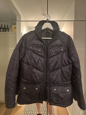 Barbour jacka - Säljer min barbour jacka som inte kommer eller har kommit till någon användning🤍