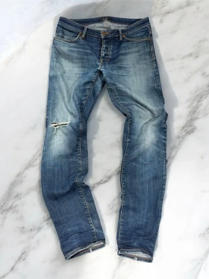 Neuw raka jeans -  Ett par riktigt schyssta Neuw Jeans med en otroligt snygg tvätt och fina detaljer. Sitter storlek 32 / 32 och har bara en defekt i form av ett hål i skrevet som enligt mig bara om adderar till byxornas karaktär. Hör av dig vid minsta fundering och jag fraktar alltid en till två dagar efter beställningen! Pris kan diskuteras vid snabb affär😊