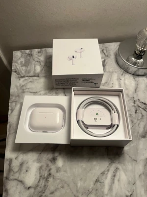 AirPods Pro 2 - Säljer ett par Apple AirPods Pro (2nd gen) i mycket fint skick med originalförpackning och laddkabel. Hörlurarna är trådlösa och levererar aktiv brusreducering samt hög ljudkvalitet. Perfekt för både musik och samtal. Inga synliga defekter eller slitage.
