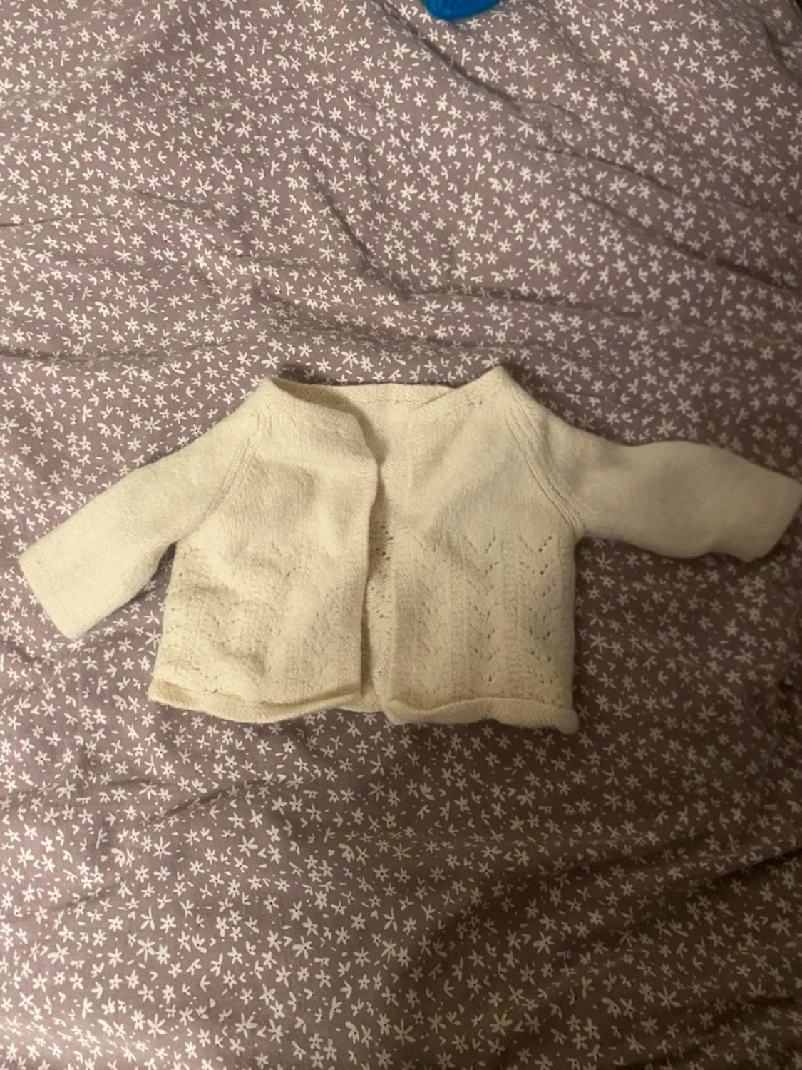 Vit stickad kofta med mönster