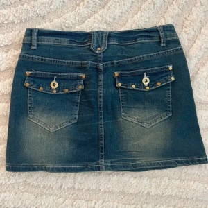 Jeanskjol - Så snygg jeanskjol med detaljer! Stretchigt material! Knappt använd så nyskick! Den är i M men jag är en xs och den sitter bra på mig! 