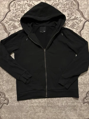 Svart Hoodie från 157 - Svart hoodie från 157 i bra skick inga defekter eller så men några noppor. Priset inte i hugget! 