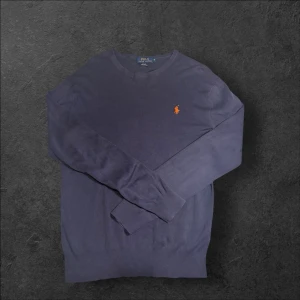 Ralph Lauren Pima Cotton tröja - herr strl M - Säljer en Polo Ralph Lauren finstickad tröja i marinblå färg med rött märke på bröstet  👕 Märke: Polo Ralph Lauren 📏 Storlek: M 📌 Passform: Slim Fit 🎨 Färg: Marinblå med rött märke 🧵 Material: 100% bomull (Pima cotton) 📍 Skick: Defekt vid halsringning (se bild), i övrigt bra skick  💬 Har du några frågor är det bara att höra av dig! 💰 Vid snabb affär kan priset diskuteras. 📦 Skickar alltid inom 24 timmar!
