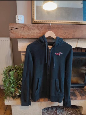 Hollister hoodie - Hollister zip med text på ärmen🤩 Väldigt fet o unik💯