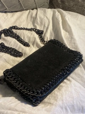 Snygg väska - Köpt i en butik i Italien för två år sedan. Kedjan går att ta av om man vill ha den som en clutch! Finns lite tecken på användning, se bilderna. Köpt för 1200kr Höjd: 13cm Längd: 21cm. Äkta läder