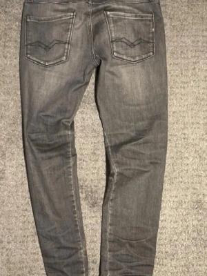 Replay anbass hyperflex jeans - Replay anbass i storlek W28 L30 dom är andvända samt har ett litet hål i skrevet därav priset en lagning med  skick 4/10