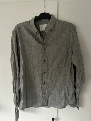 Oscar Jacobson linne skjorta M - Grå jättefin snygg populär linne skjorta från Oscar Jacobson i M. En strykning så är den som ny och sparsamt använd! Grym passform och skick alltså!