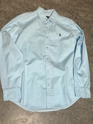 Ralph lauren skjorta - Just nu säljer vi den här snygga Ralph lauren skjortan som är i nyskick. Storleken på skjortan är m, en riktig fin skjorta för ett sånt billigt pris!  priset kan diskuteras vid snabb affär.