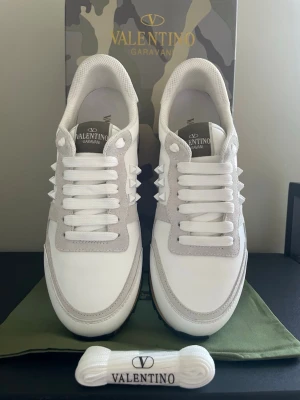 Valentino Garavani Rockrunners sneakers - Snygga Valentino Garavani Rockrunner som är i nyskick. Kommer med extra skosnören och originalpåse. Storlek 39