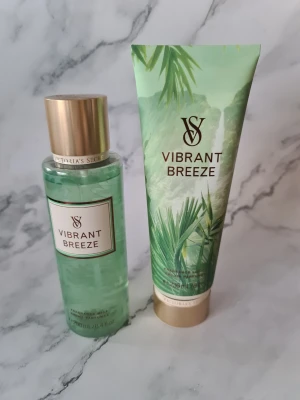 Vibrant Breeze mist & lotion set victorias secret  - Vibrant Breeze från Victoria's Secret – ett set med body mist (250 ml) och lotion (236 ml). Doftnoter av kokosnötsskal och sandelträ, inspirerat av djungeläventyr. Vegan formula och förpackning delvis av återvunnet material. Helt nytt och oanvänt men lite mindre mängd i flaskan, var så när jag fick den