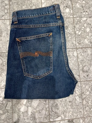 Nudie Jeans Skinny Jeans Blå - Säljer ett par blåa Nudie Jeans. Använda 2-3 gånger och köpte dom nya. W30-L32, bra skick kan möjligen gå ner i pris. 