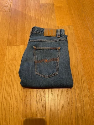 Nudie jeans - Tjena! Säljer nu dessa Nudie jeans. Storlek 32x30. Skick 9/10. Nypris på dessa är ca 1800 och mitt pris 599, (pris kan diskuteras vid snabb affär). Hör gärna av er vid minsta fundering/fråga. MVH JL Sellout 