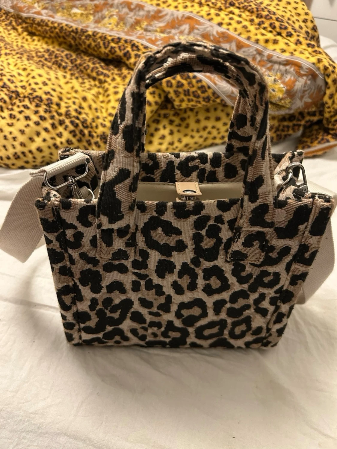 Leopardmönstrad handväska med axelrem