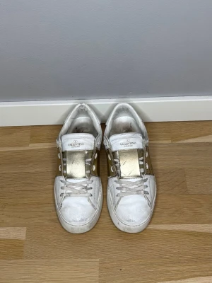 Valentino Opens - Valentino Opens| Storlek: 36 1/2 men passar även 37| Skick: 7/10 bra skick förutom vissa repor på det guldiga| Pris: 1399kr| Priset går alltid att diskutera😊